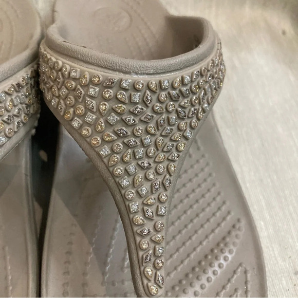 CROCS Sz 8 Sparkly Studded Flip Flop Thingue Style Comfort Sole Platform Sandals - Picture 3 of 9